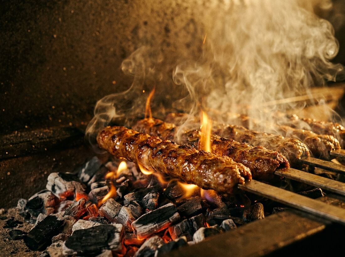 Adana kebap boven gloeiende houtskool